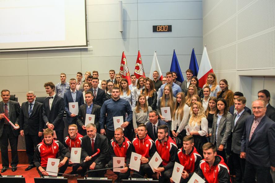 Marszałek Woźniak wręczył stypendia młodym sportowcom - zobacz więcej