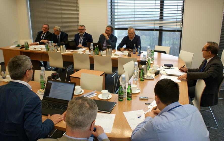 CO Z KONTRAKTEM NA DOSTAWĘ „ELFÓW”? - zobacz więcej