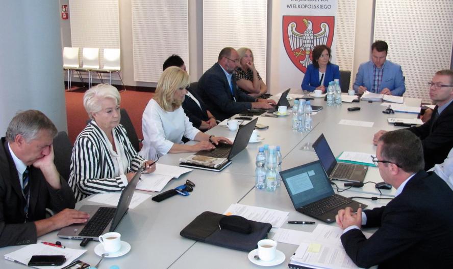 DLACZEGO LOTNISKO ŁAWICA PRZYNOSI STRATY - zobacz więcej