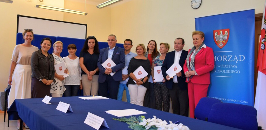 Mogą pomagać osobom z niepełnosprawnością. Umowy na dofinansowanie projektów z Kalisza i Poznana już podpisane  - zobacz więcej