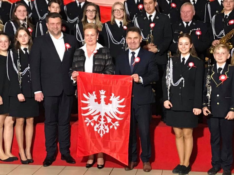 Szkoły im. Powstańców Wielkopolskich otrzymują powstańcze flagi, a 27 i 28 grudnia będziemy świętować rocznicę wybuchu powstańczego zrywu 1918-1919 - zobacz więcej