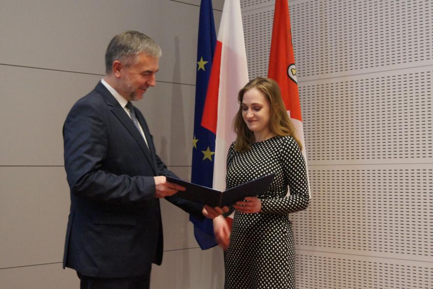Marszałek Marek Woźniak wręczył stypendia naukowe - zobacz więcej