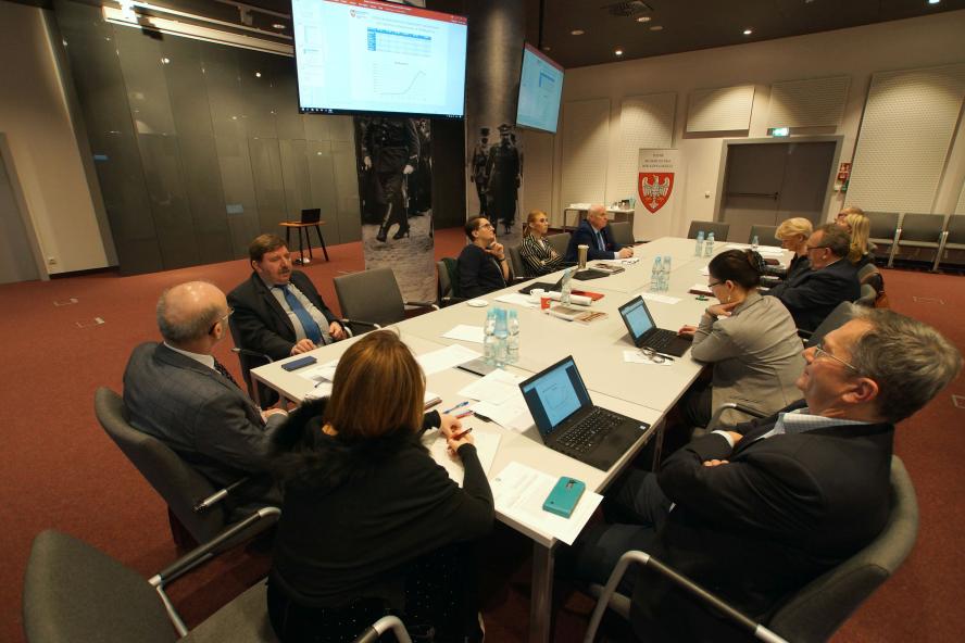 CUDZOZIEMCY I KOBIETY NA RYNKU PRACY - zobacz więcej