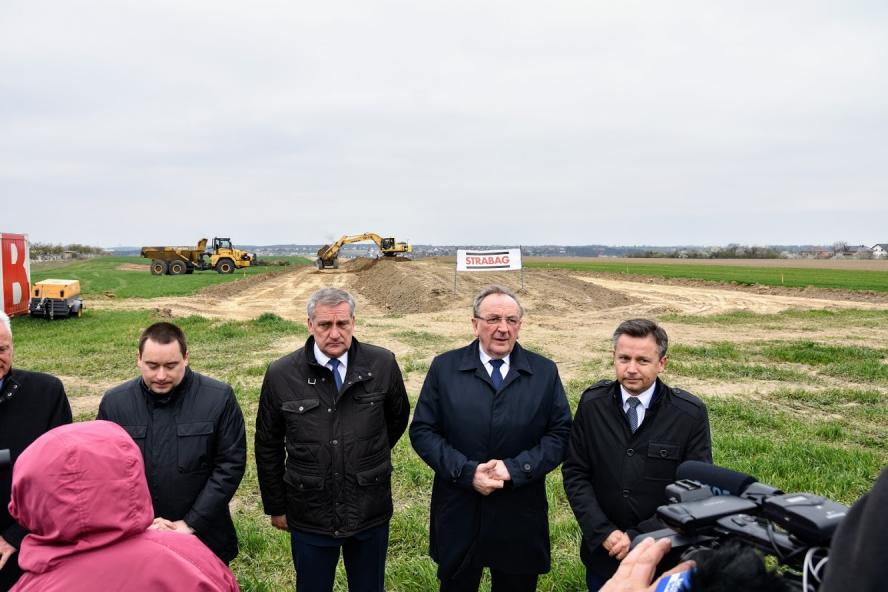 Wicemarszałek Województwa na placu budowy obwodnicy Gostynia w ciągu drogi wojewódzkiej nr 434 - zobacz więcej