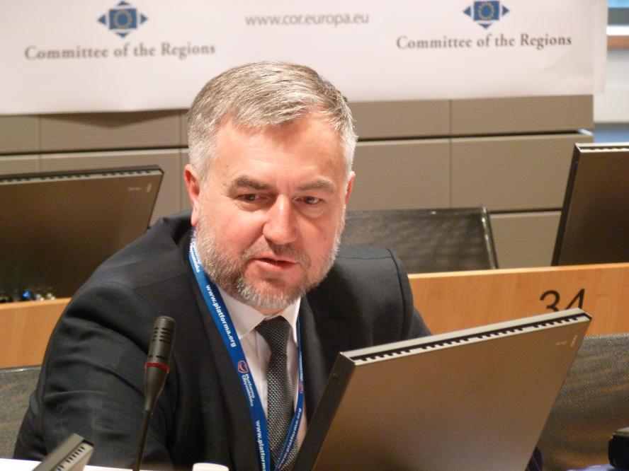 Marszałek Woźniak na posiedzeniu komisji COTER - zobacz więcej