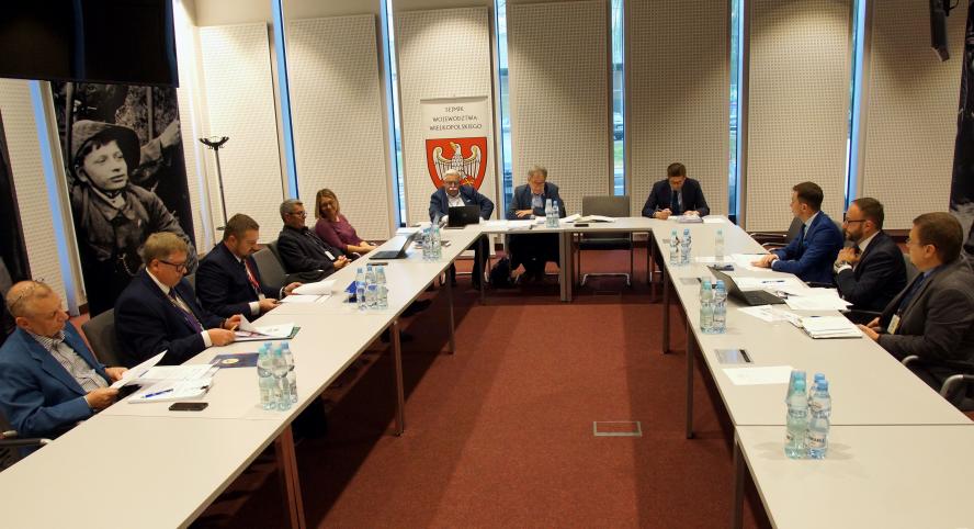JAK PŁACIĆ I CZEGO WYMAGAĆ OD URZĘDNIKÓW? - zobacz więcej