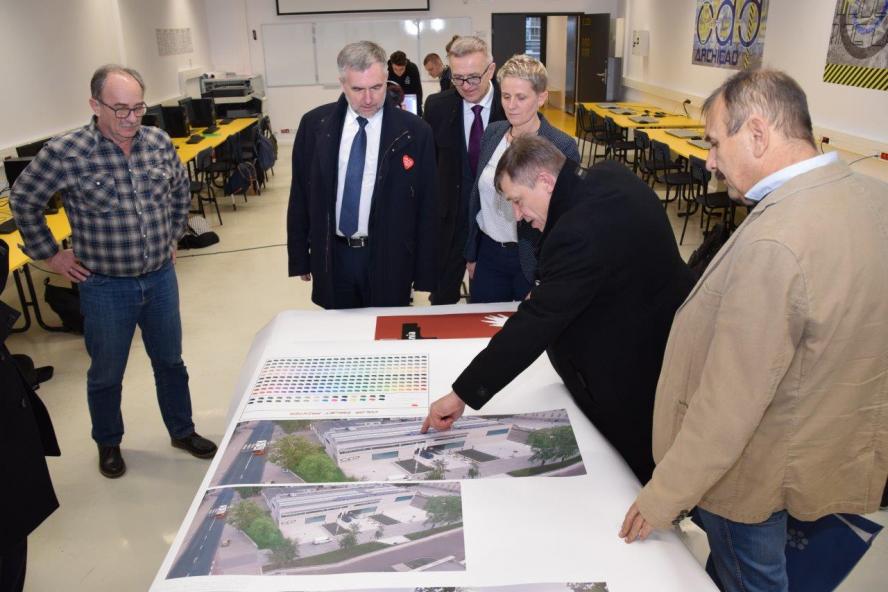 Marszałek Marek Woźniak dogląda remontu pałacu w Lewkowie   - zobacz więcej