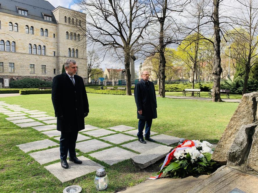 80. rocznica Zbrodni Katyńskiej. Marszałek Woźniak oddał hołd pomordowanym - zobacz więcej