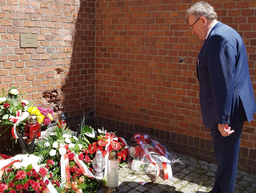 Wicemarszałek Wojciech Jankowiak złożył hołd zamordowanym w obozach koncentracyjnych  - zobacz więcej
