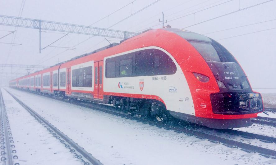 Dwa pierwsze Pesa Elf2 dla Kolei Wielkopolskich dostarczone. Kolejne dotrą do Poznania jeszcze w tym roku - zobacz więcej