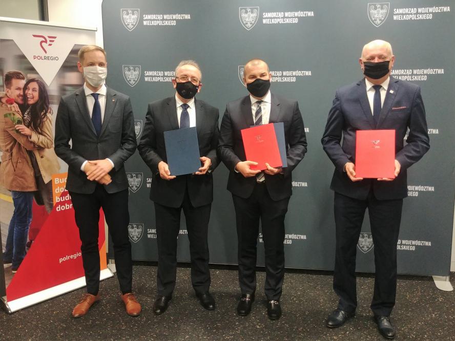 Umowy na obsługę wojewódzkich kolejowych przewozów pasażerskich do 2030 roku zawarte - zobacz więcej