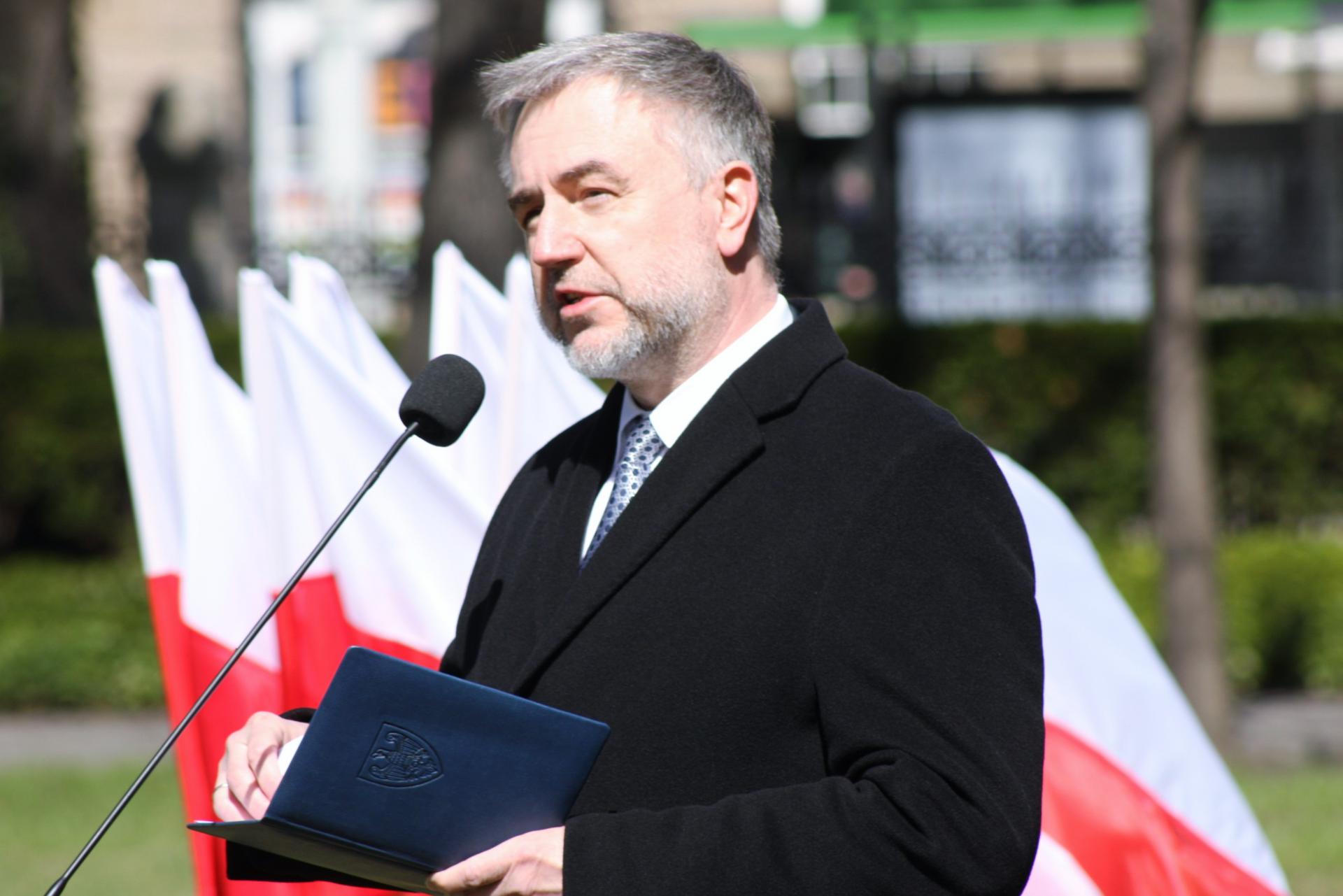 Marszałek przy pomniku Ofiar Katynia i Sybiru w Poznaniu: Dla mnie pamięć Katynia jest jak niegojąca się otwarta rana...  - zobacz więcej