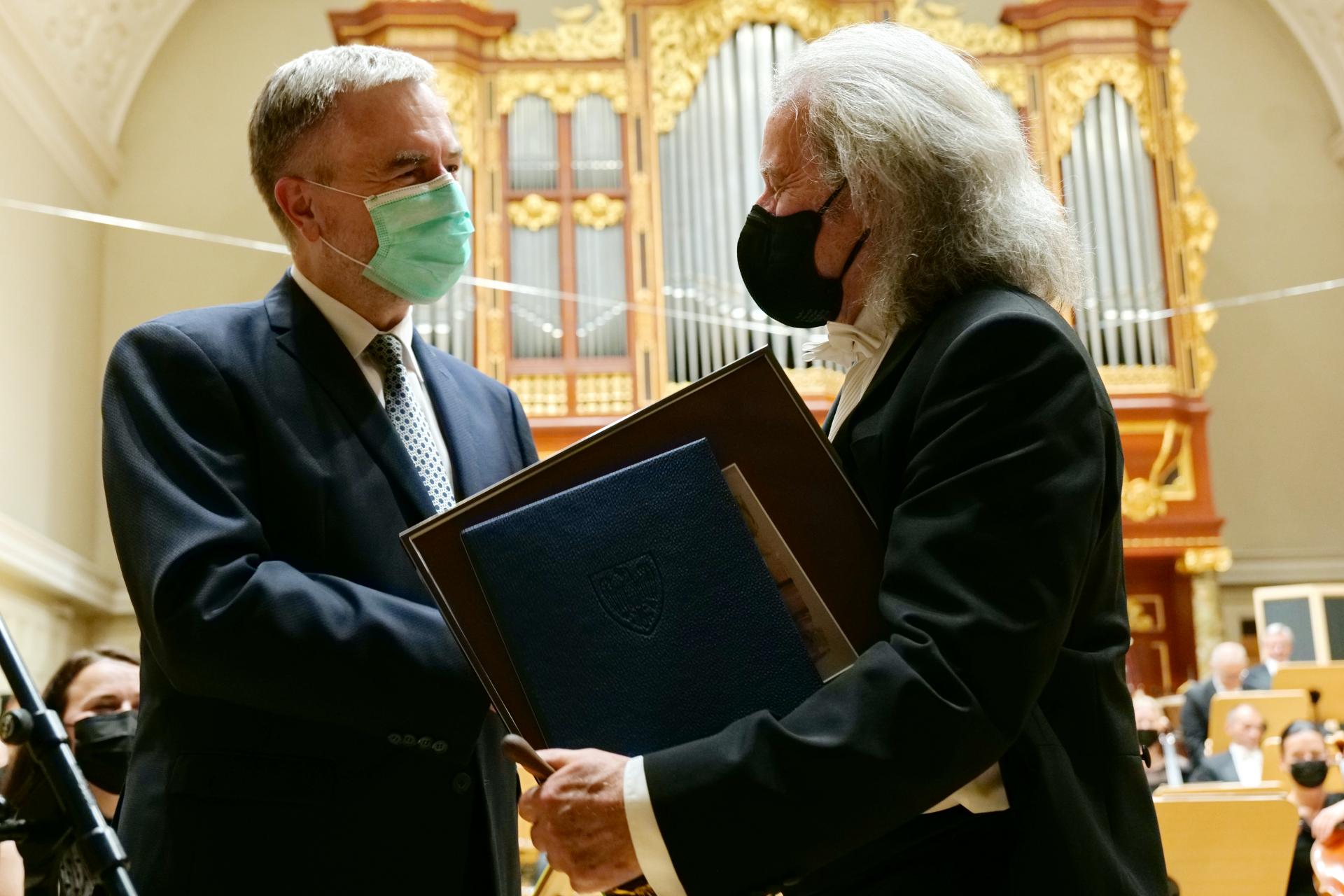 Dyrygent prof. Marek Pijarowski zakończył pracę w Filharmonii Poznańskiej - zobacz więcej