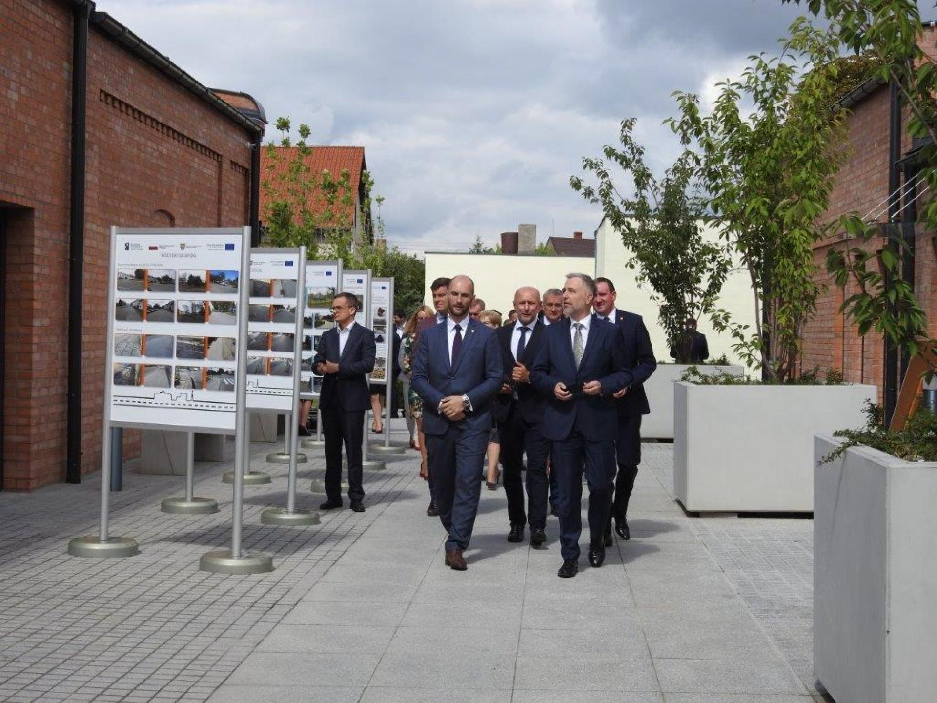 Marszałek Marek Woźniak na otwarciu Tlenowni - zobacz więcej