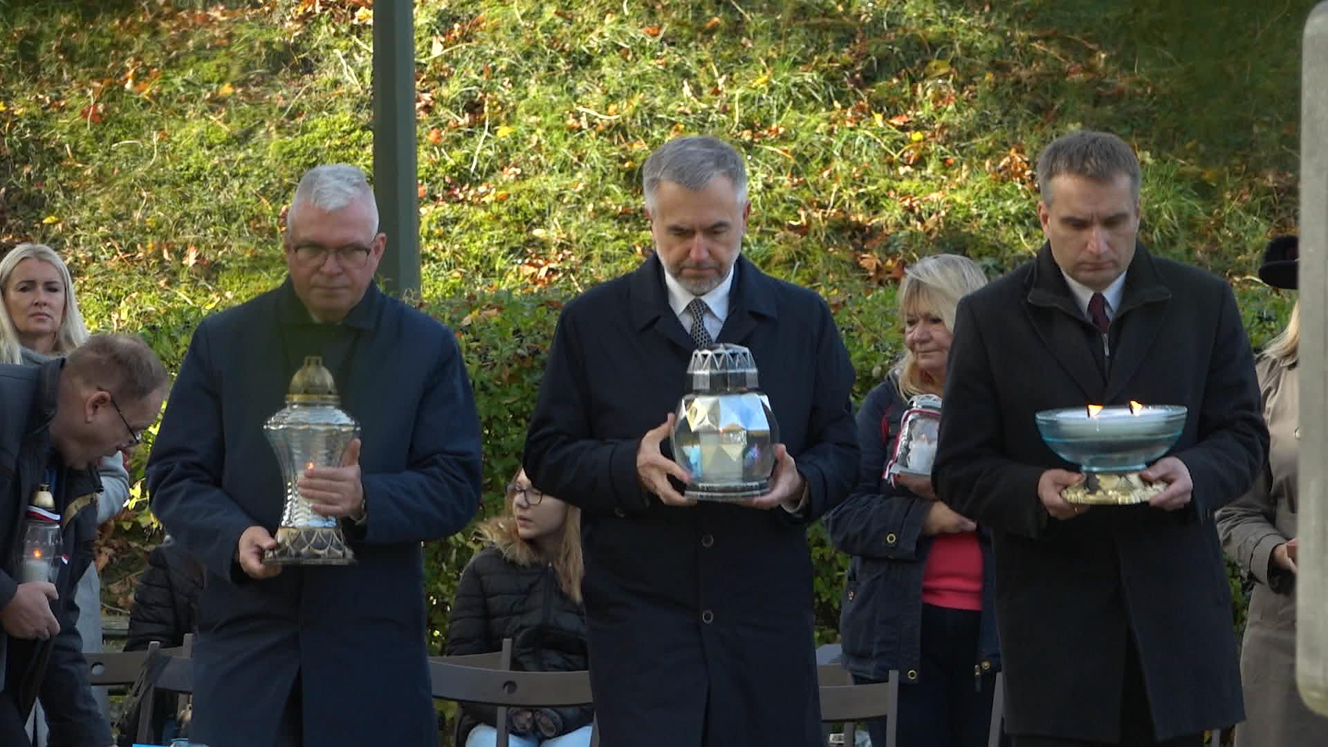 Przed Ścianą Śmierci w Forcie VII w Poznaniu w niedzielę zapłonęły znicze pamięci  - zobacz więcej