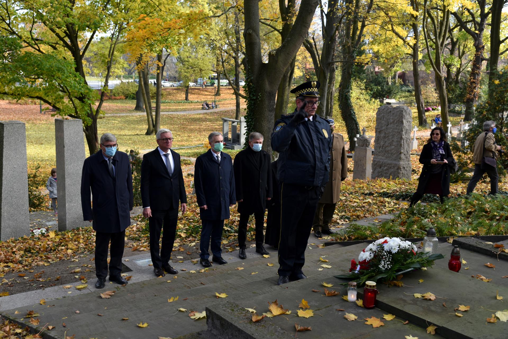Złożenie kwiatów na mogiłach zasłużonych Wielkopolan  - zobacz więcej