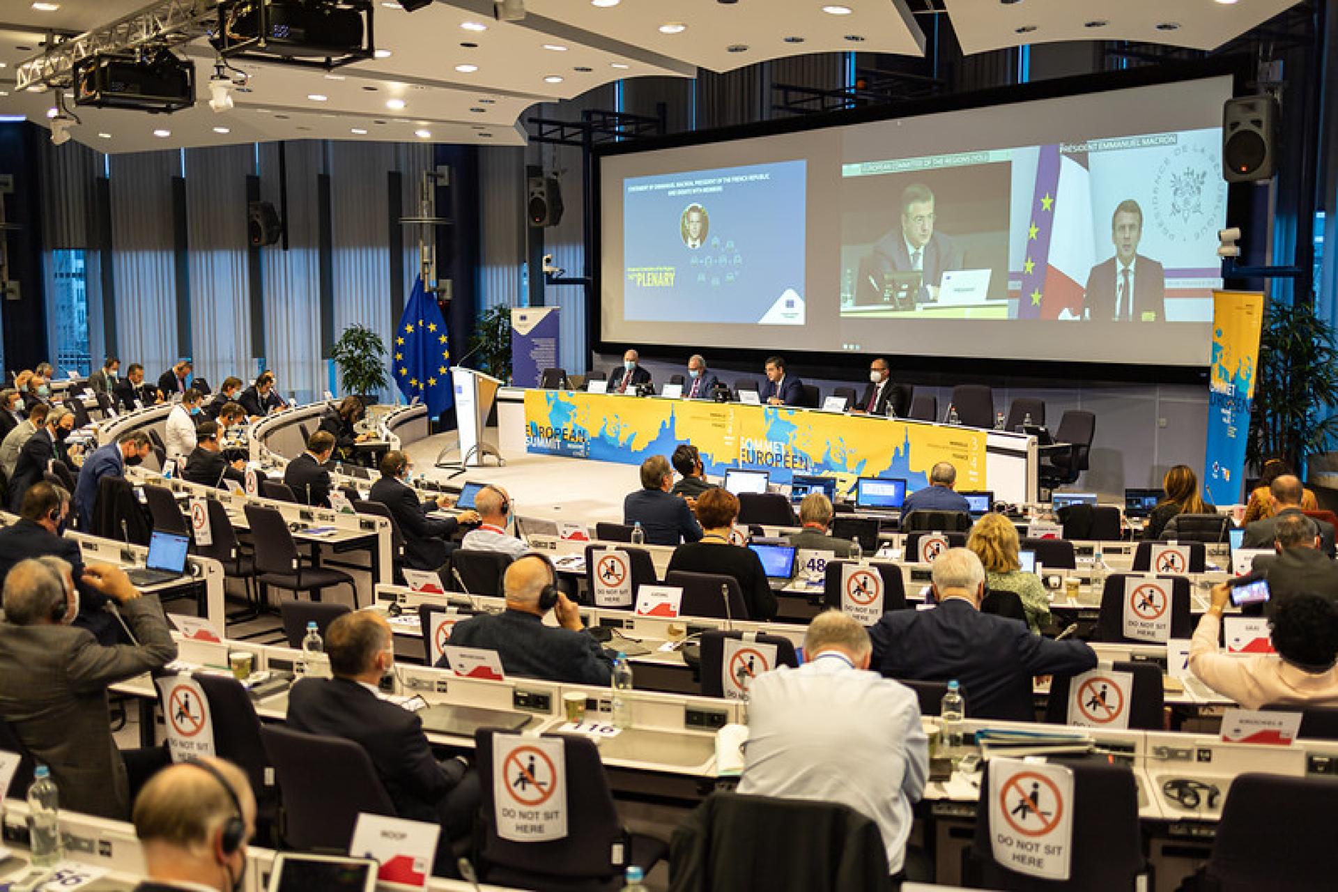 Marek Woźniak na sesji plenarnej Europejskiego Komitetu Regionów z udziałem Emmanuela Macrona  - zobacz więcej