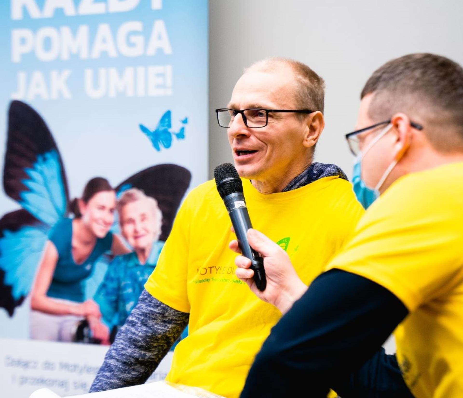  Wolontariusze zachęcali do działalności charytatywnej, zgodnie z hasłem 