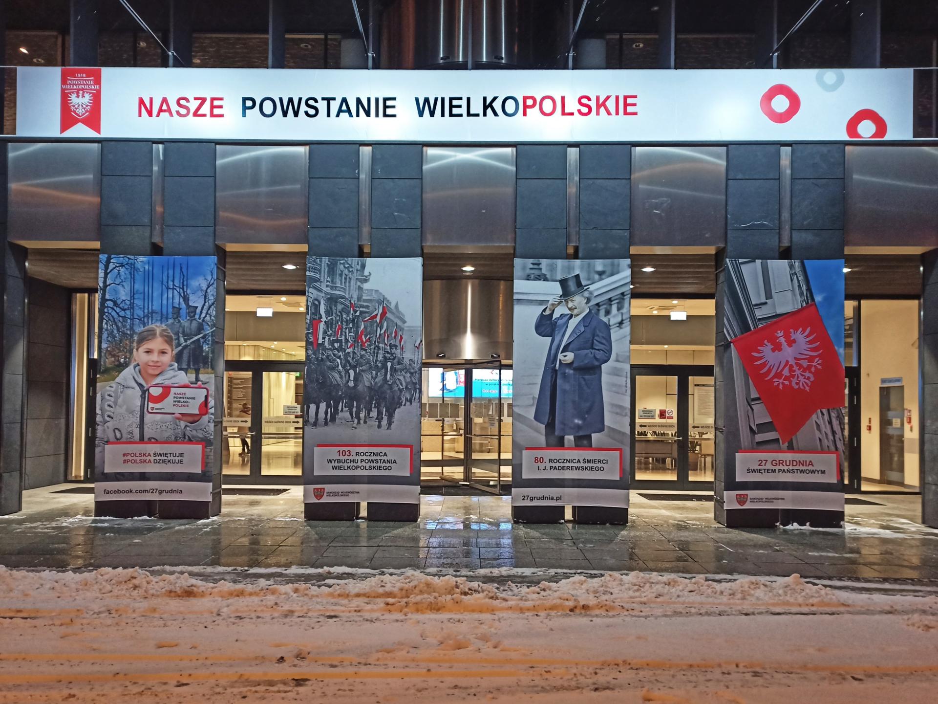 Powstańcza wystawa na filarach urzędu - zobacz więcej