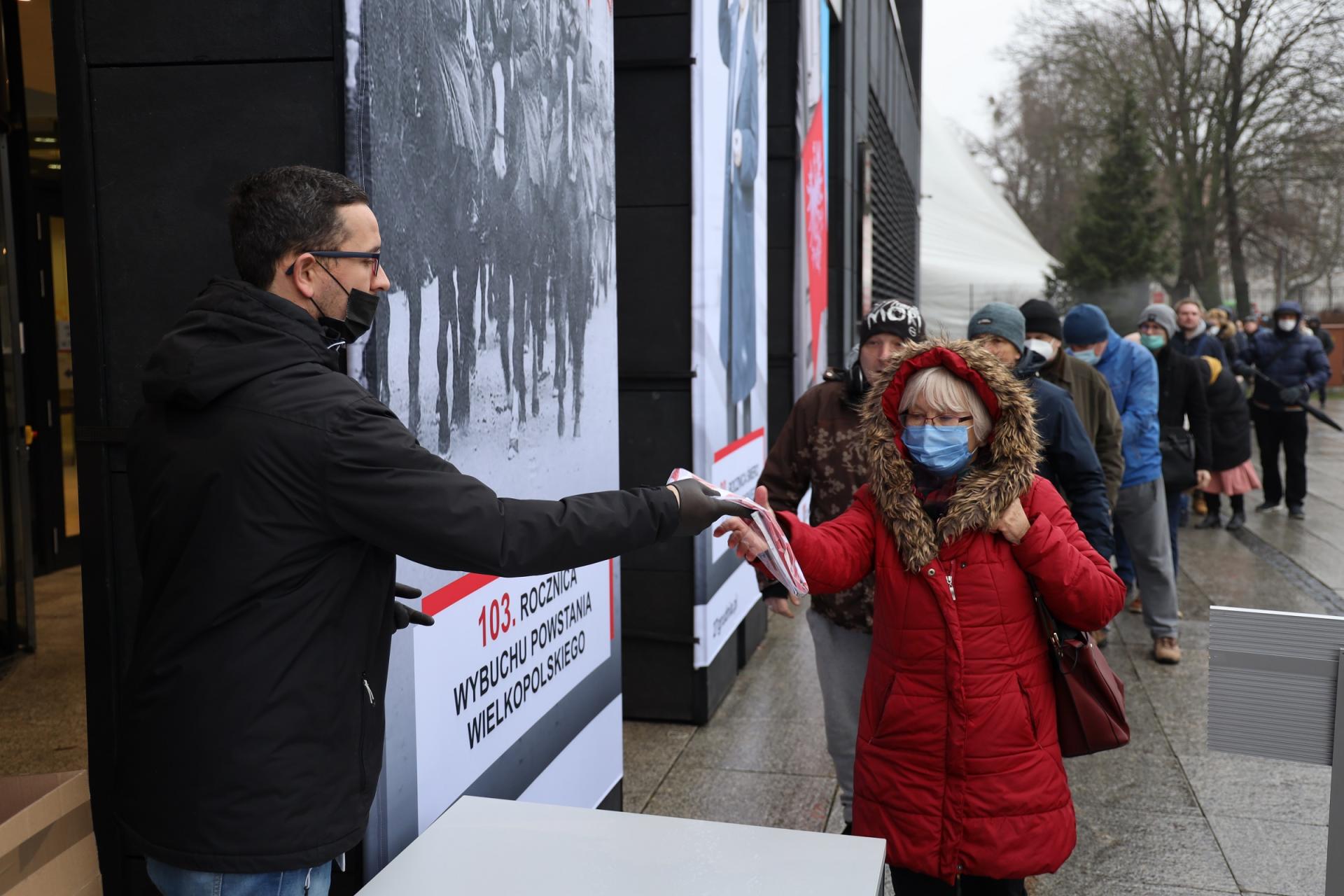 350 powstańczych flag trafiło do mieszkańców. Kolejne rozdamy już w czwartek - zobacz więcej
