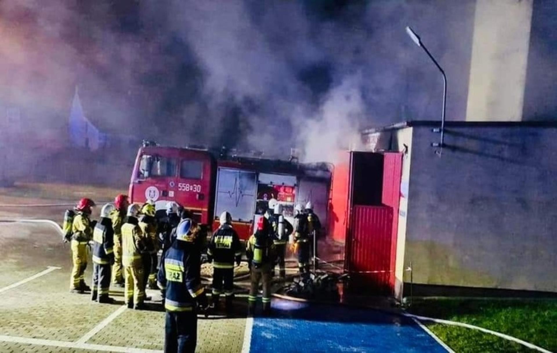 Marszałkowskie wsparcie dla OSP w Bądeczu po pożarze remizy  - zobacz więcej
