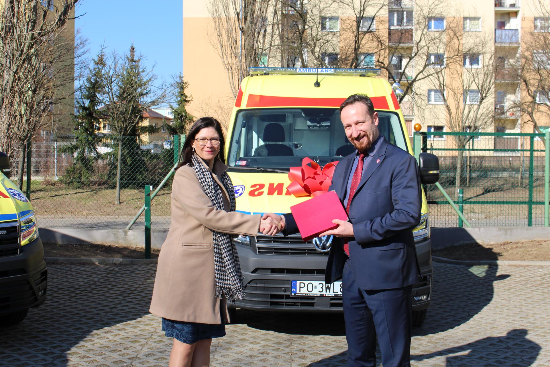  Wymiana ambulansów. 15 nowych pojazdów dla pogotowia ratunkowego - zobacz więcej