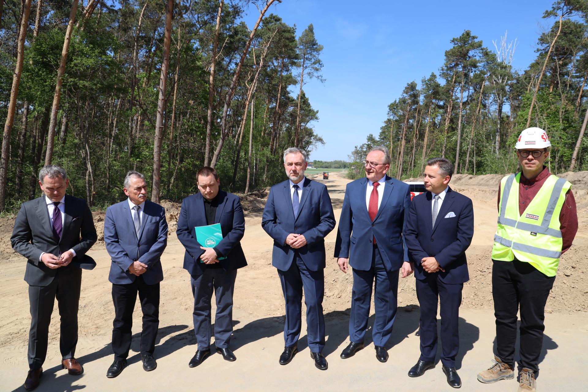 Marszałkowie na placu budowy obwodnicy Gostynia - zobacz więcej