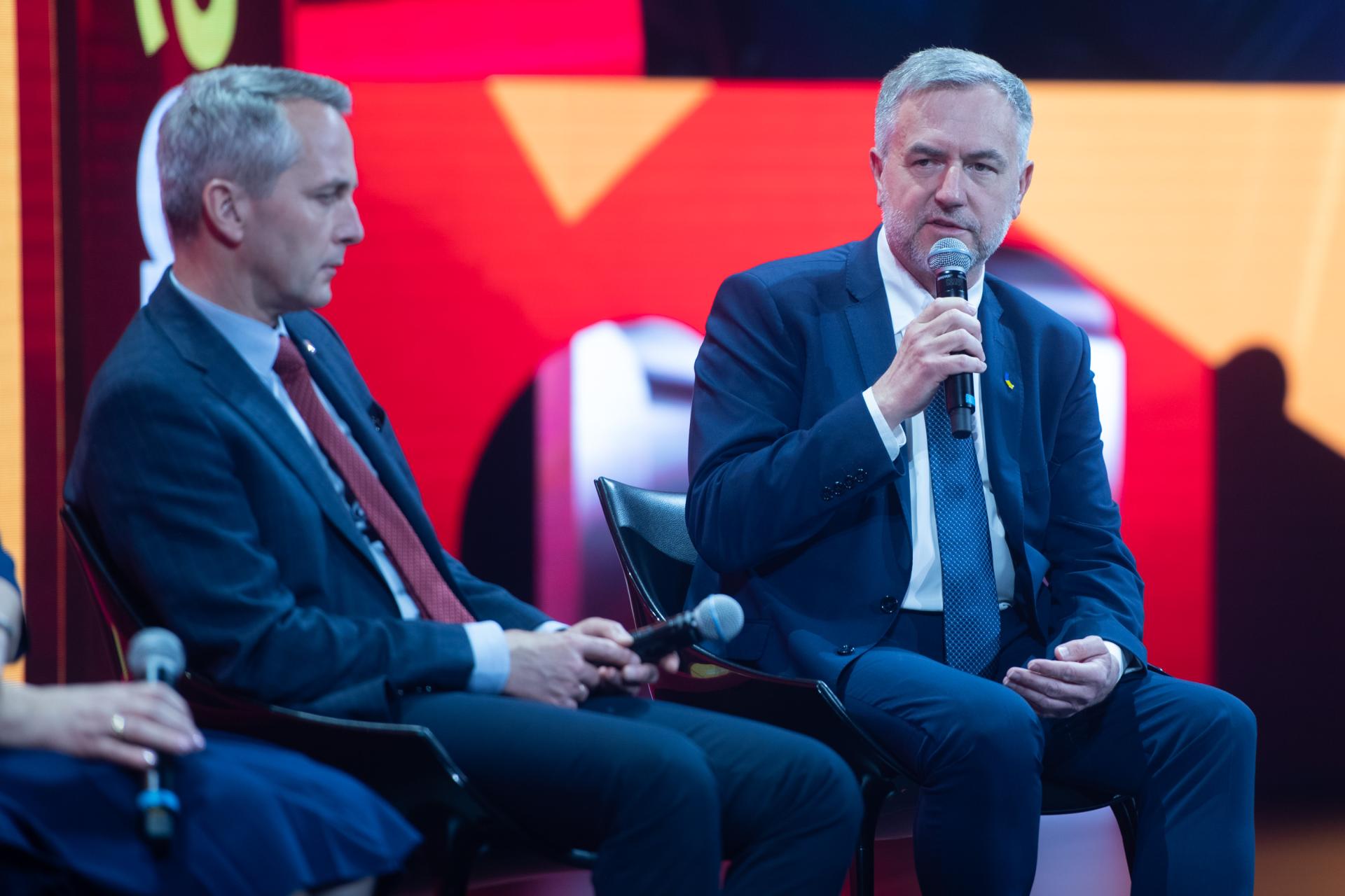 Samorządy i oddolne inicjatywy dla uchodźców  - zobacz więcej