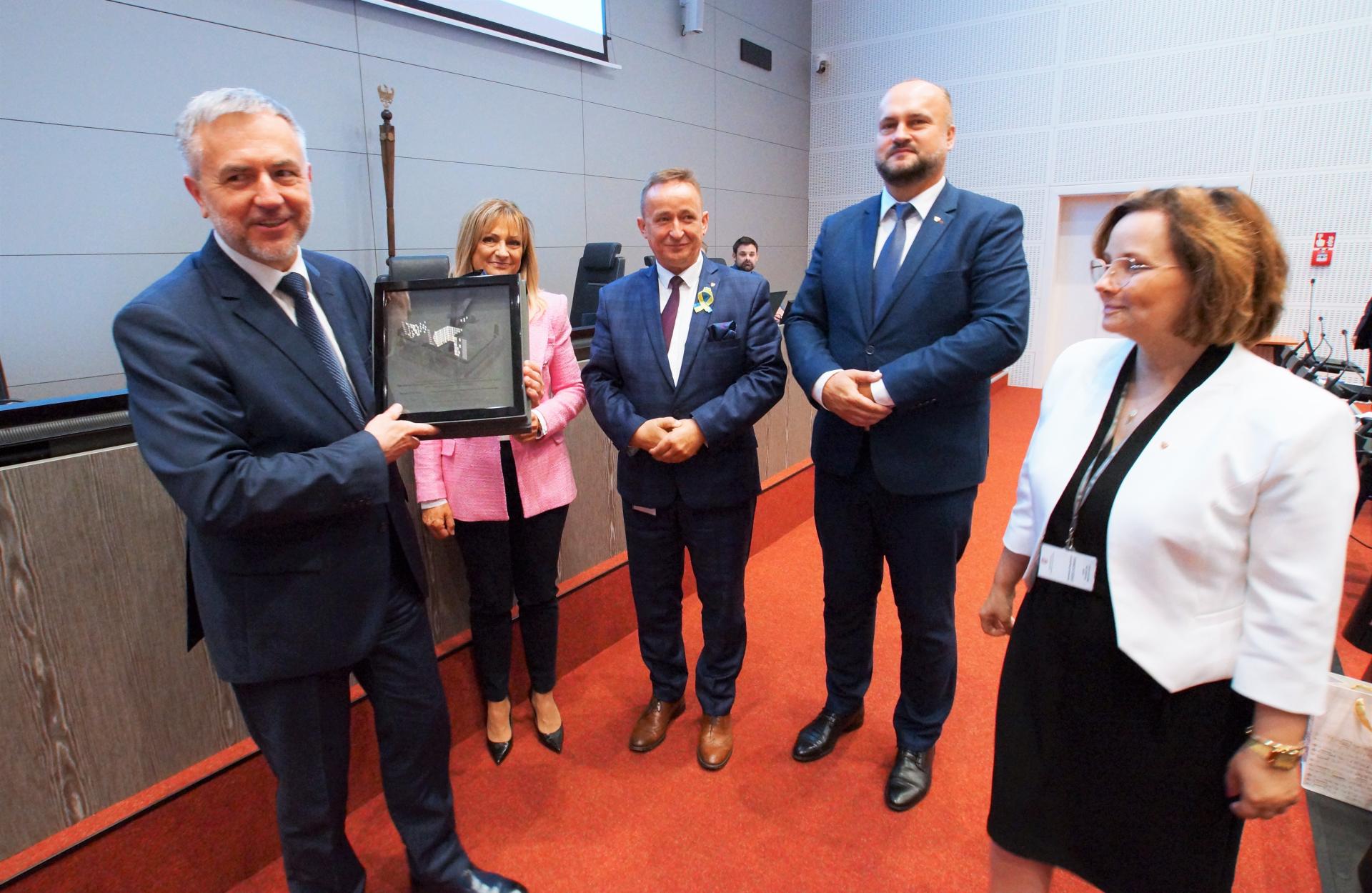 STATUETKA DLA MARSZAŁKA - zobacz więcej