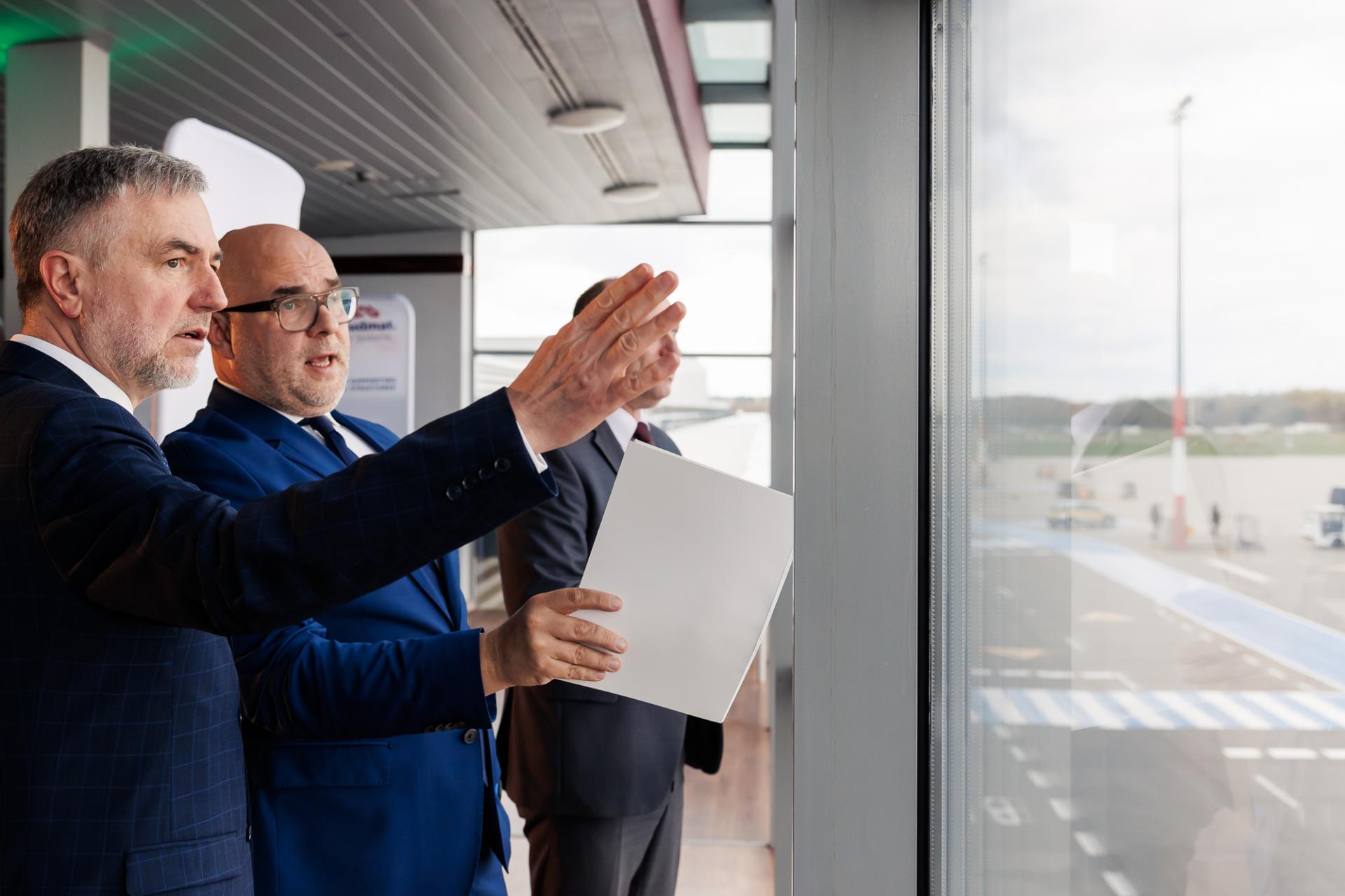 Lotnisko Ławica wykorzystuje energię ze słońca dzięki marszałkowskiemu wsparciu. W planach wodór  - zobacz więcej