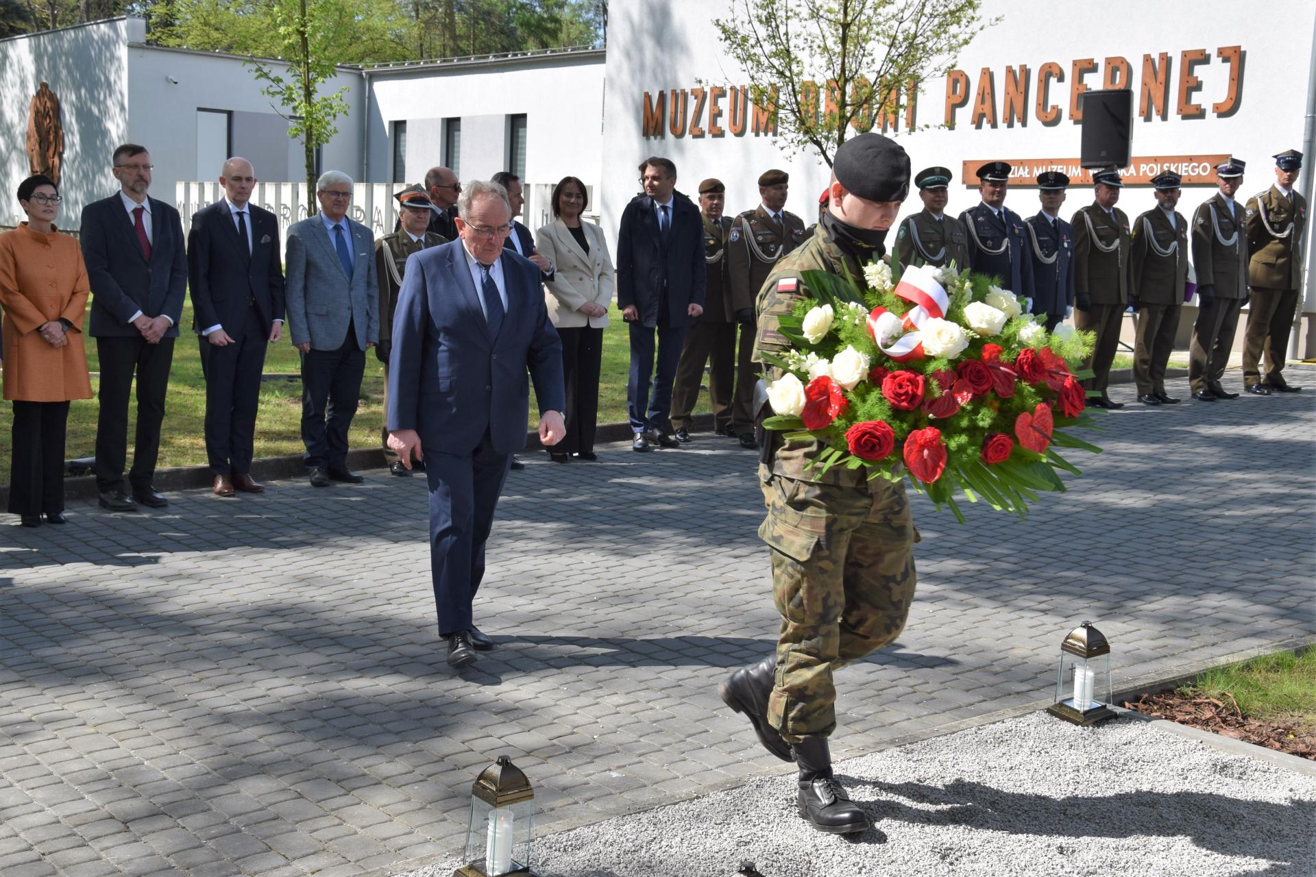 Odsłonięcie pomnika oficerów pomordowanych w Katyniu - zobacz więcej