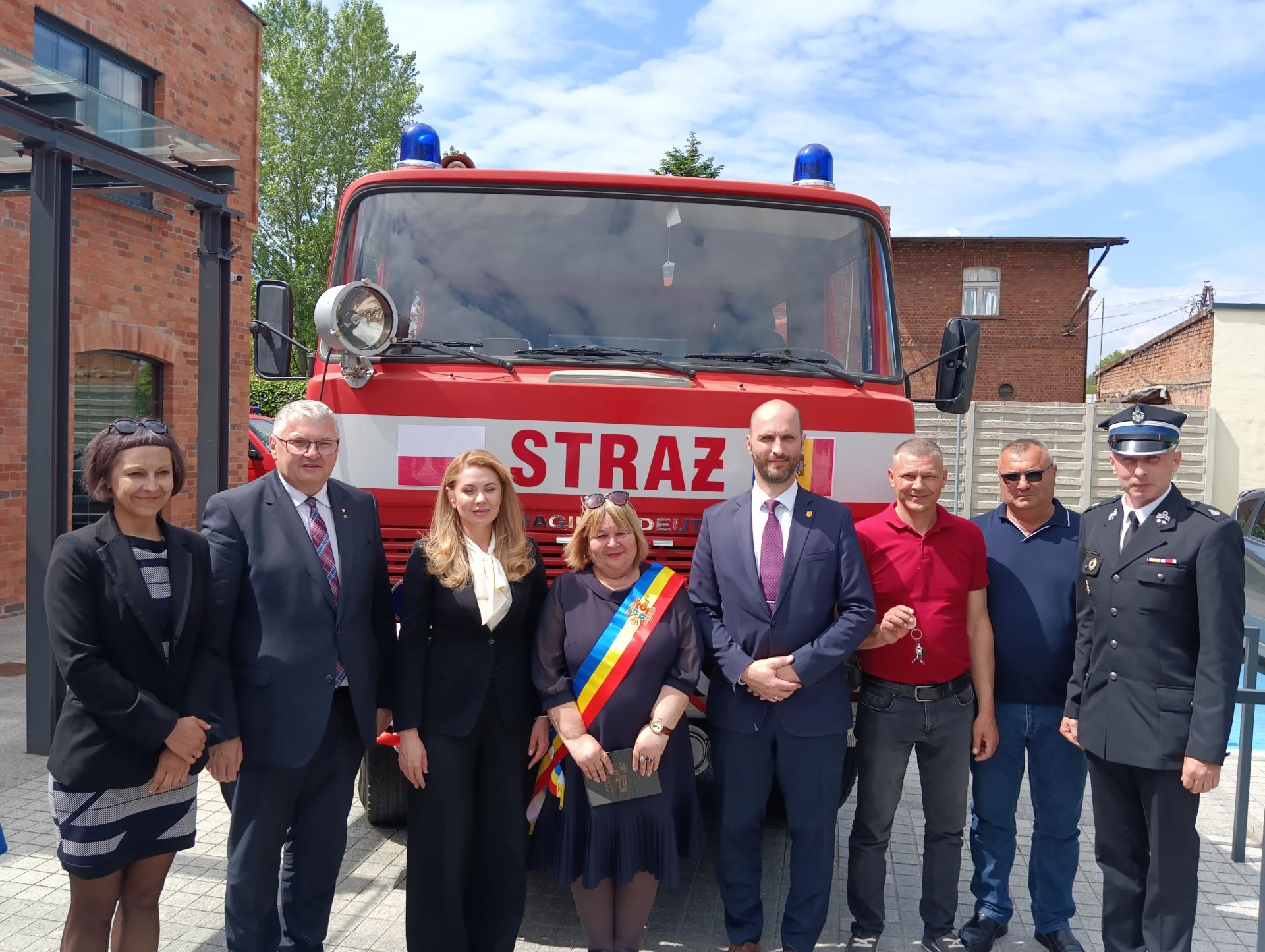 Przekazanie specjalnych samochodów pożarniczych z wielkopolskich gmin do Mołdawii - zobacz więcej
