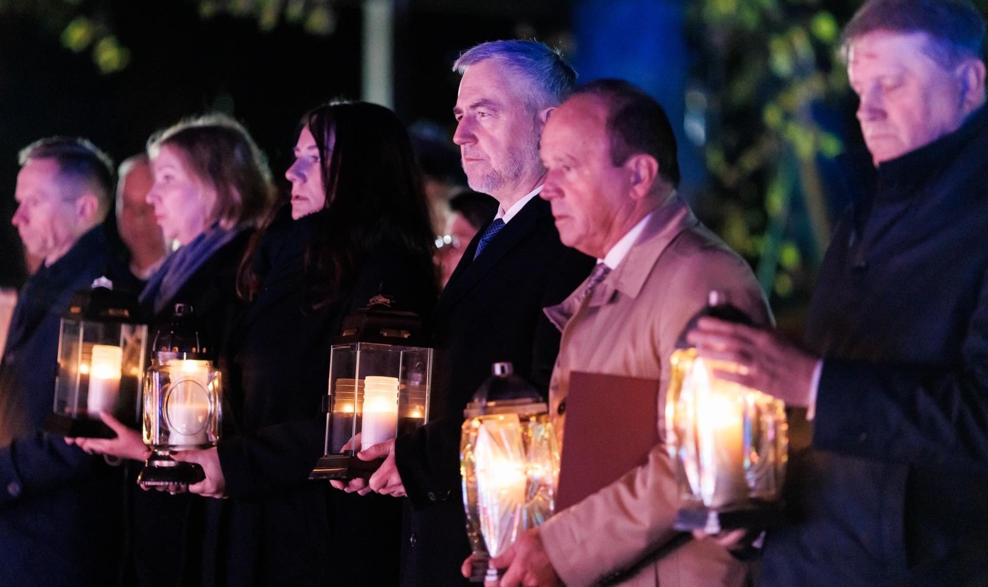 Marszałek zapalił znicz pamięci w Książu Wielkopolskim - zobacz więcej