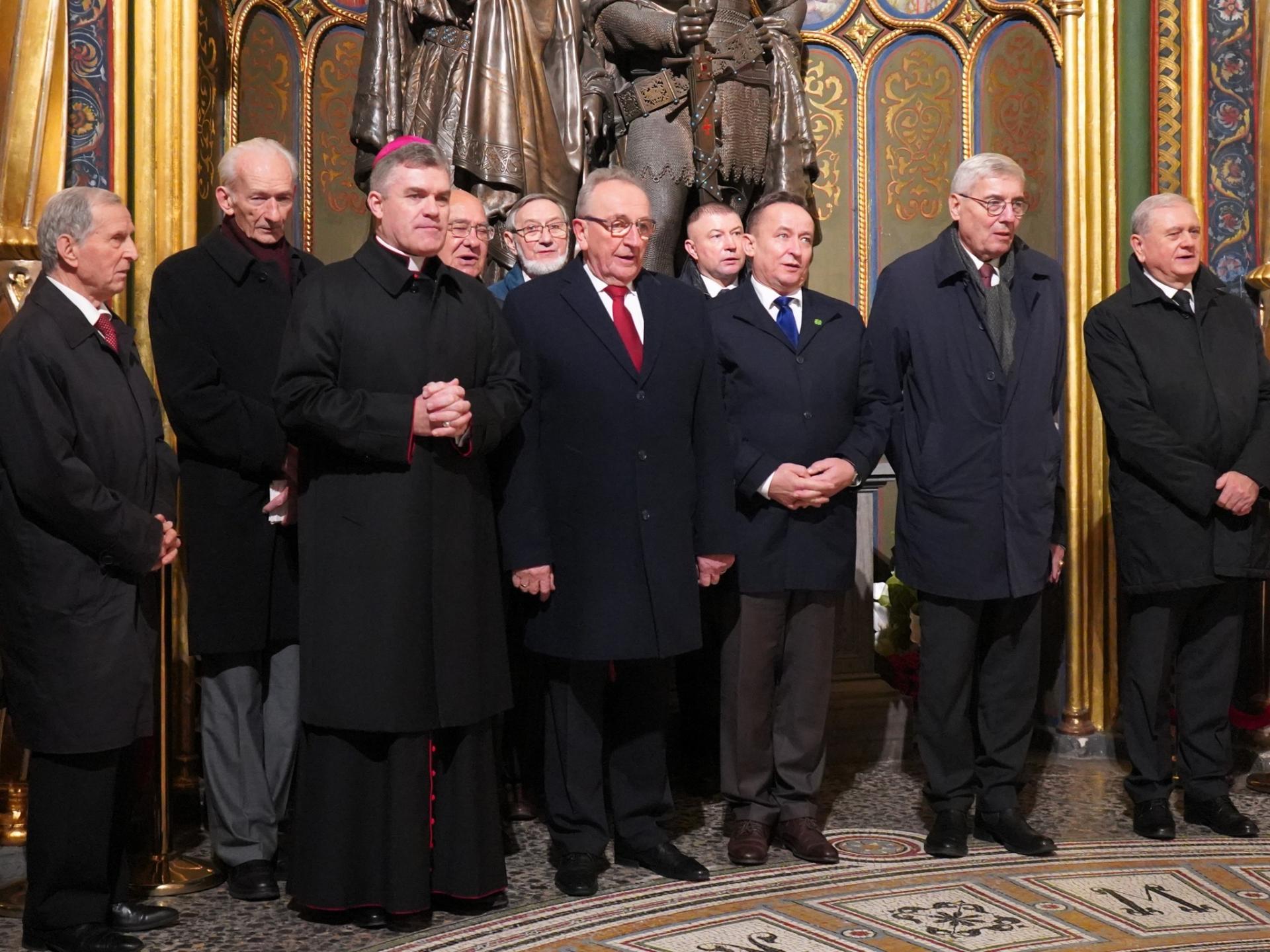 Wicemarszałek Jankowiak przy grobach pierwszych Piastów - zobacz więcej