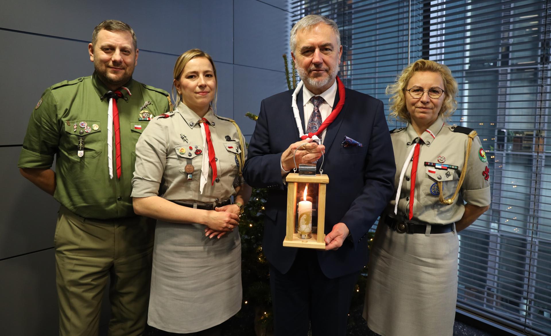 Betlejemskie Światło Pokoju dotarło do Urzędu Marszałkowskiego - zobacz więcej