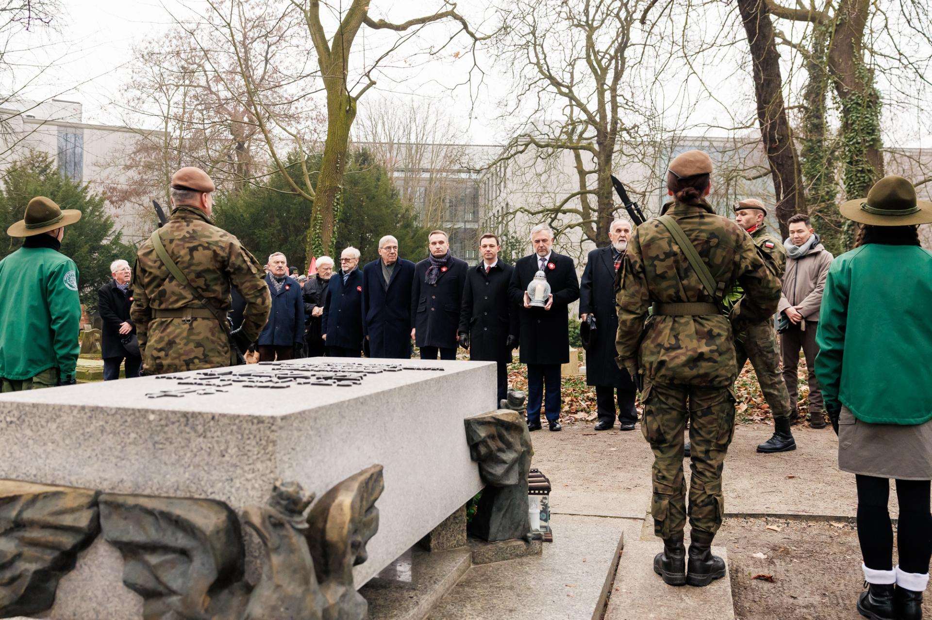 Kwiaty na mogiłach bohaterów Powstania Wielkopolskiego  - zobacz więcej